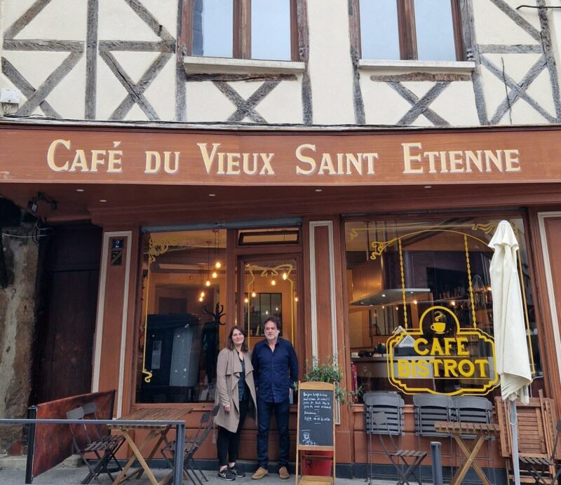 pauline werlene et alphonse carvelli ont repris le cafe du vieux saint etienne qui etait ferme depuis juin 2022 photo progres sarah foughali 1684516235